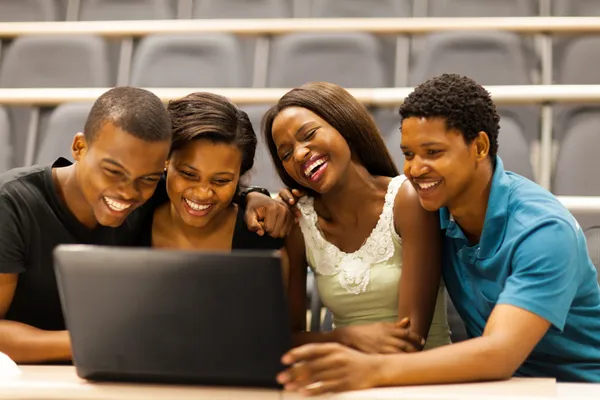 Grupo de estudiantes universitarios afroamericanos usando computadora portátil en la sala de conferencias — Foto de Stock