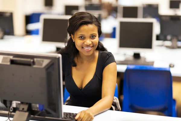 Hermosa mujer afroamericana estudiante universitaria en sala de computadoras —  Fotos de Stock