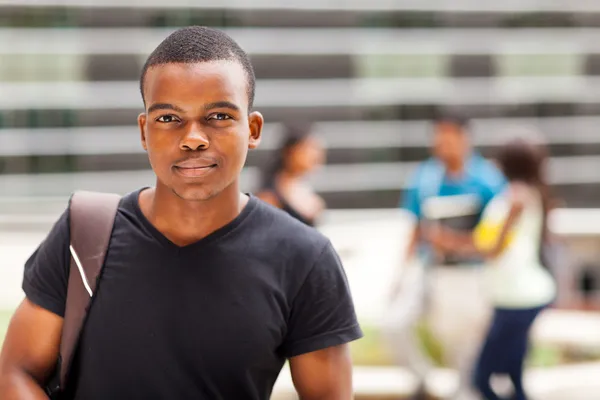 Africana faculdade menino de pé ao ar livre — Fotografia de Stock