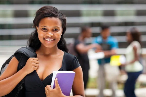 Bayan Afro-Amerikan üniversite öğrencisi modern kampüs — Stok fotoğraf
