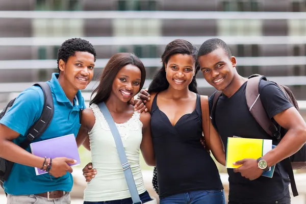 Grupo de amigos universitarios africanos felices — Foto de Stock