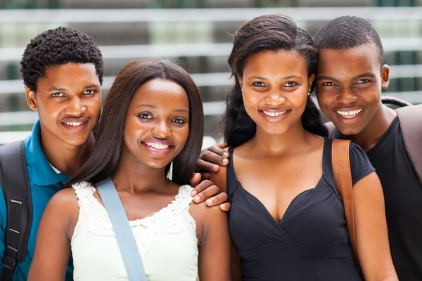 Grupo de estudiantes universitarios africanos retrato en el campus —  Fotos de Stock