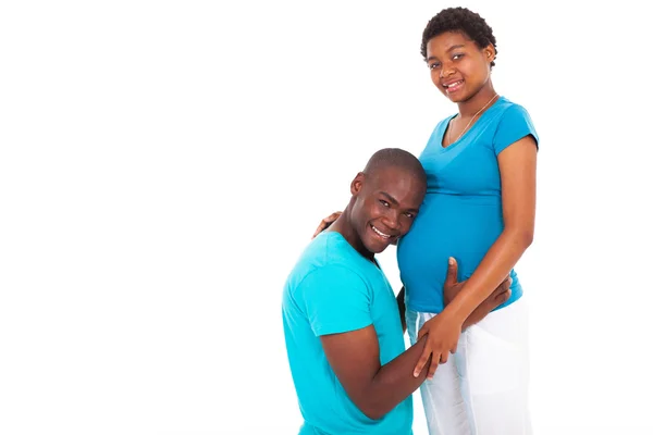 Liebende junge afrikanisch-amerikanische Paar erwartet Baby — Stockfoto