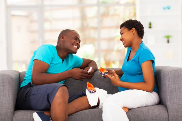 Couple afro-américain attend un nouveau bébé — Photo