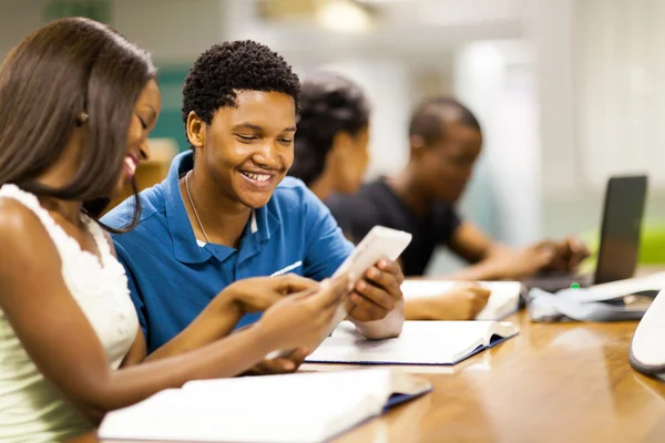 태블릿 컴퓨터를 함께 사용 하 여 행복 한 아프리카 대학생 들 스톡 사진