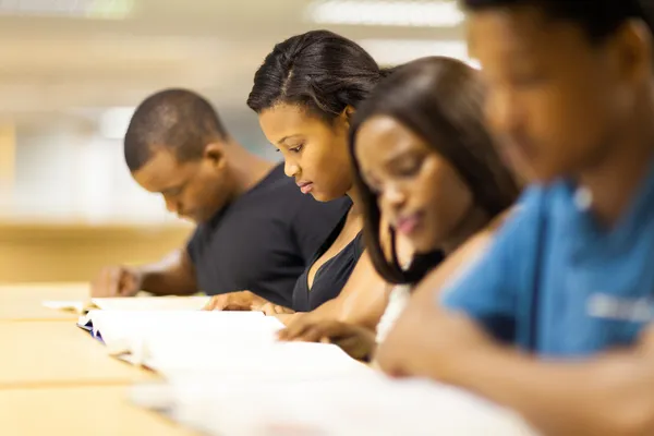 在图书馆看书的非洲大学生群体 图库图片