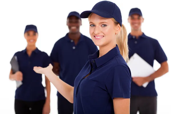 Ganska kvinnliga tekniska tjänsten arbetare presenterar team på vit — Stockfoto