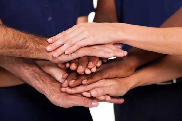 Mãos multirraciais juntos para formar trabalho em equipe — Fotografia de Stock