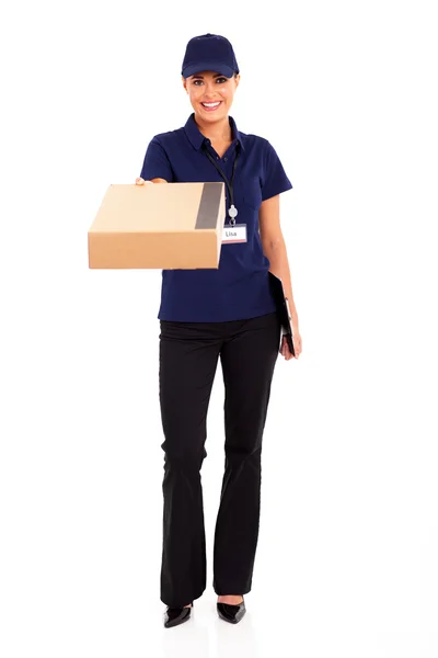 Hezká žena dodání pracovník přináší balík — Stock fotografie