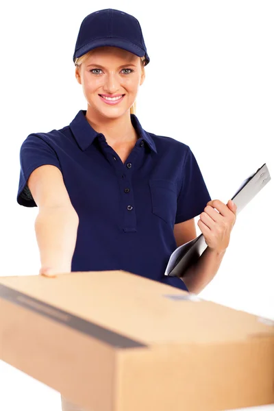 Szép szállítási nő szállít egy csomagot az Ön számára — Stock Fotó