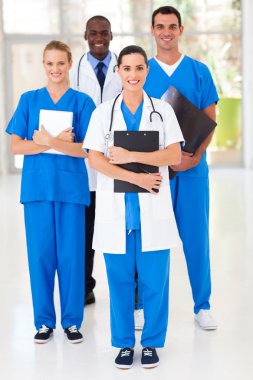 Grup hastanede tıbbi çalışanlar tam uzunlukta portresi