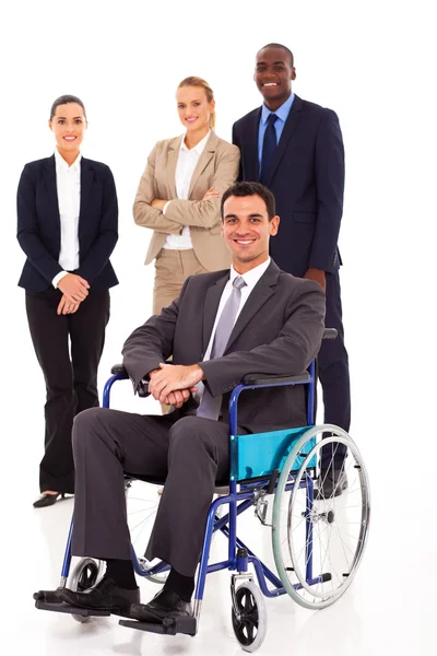 Arka planda meslektaşları ile tekerlekli sandalyede işadamı — Stok fotoğraf