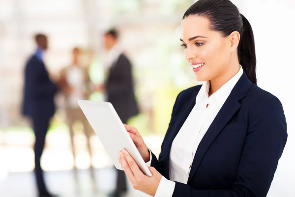 Moderna mujer de negocios utilizando tableta de ordenador en la oficina — Foto de Stock