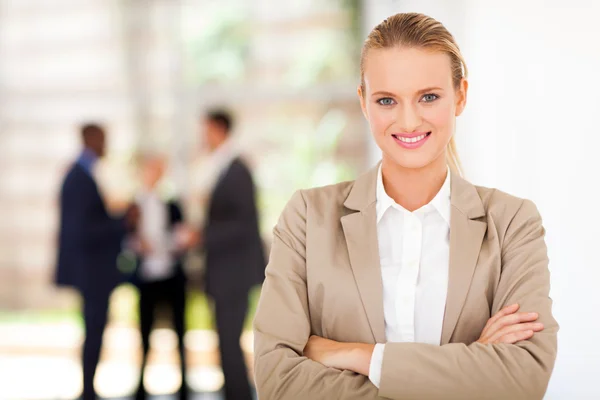 Beau portrait de femme d'affaires blonde au bureau Photo De Stock