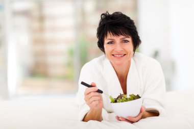 Salata yiyen kadın