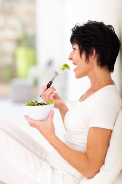 Salata yiyen kadın