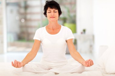 evde yatakta kadın meditasyon