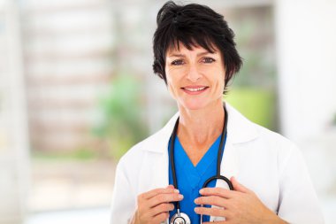 güzel kadın orta yaşlı doktor