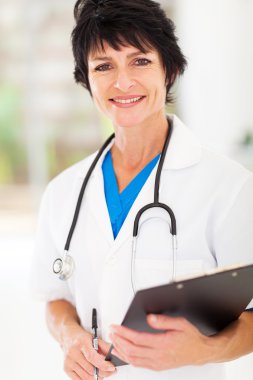 güzel kadın orta yaşlı doktor
