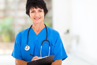 güzel kadın orta yaşlı doktor