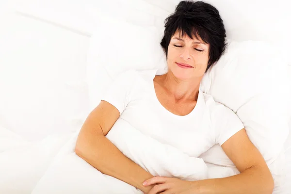 Frau liegt auf Bett — Stockfoto