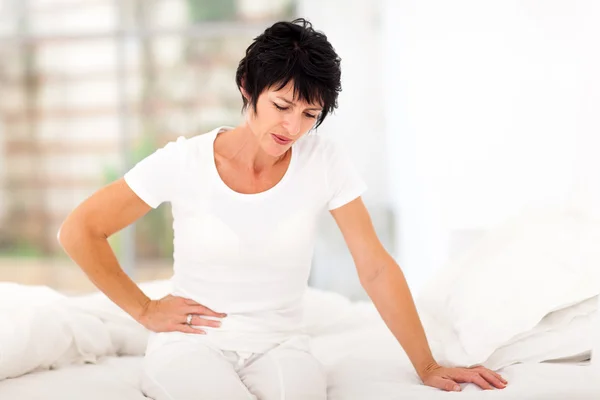 Mujer con dolor de estómago — Foto de Stock