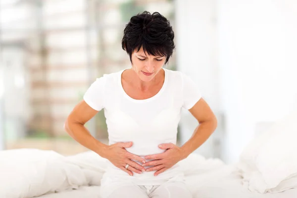 Mujer con dolor de estómago —  Fotos de Stock