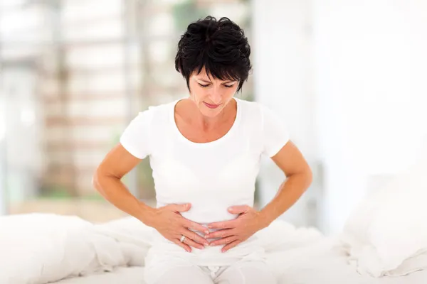 Frau hat Bauchschmerzen — Stockfoto