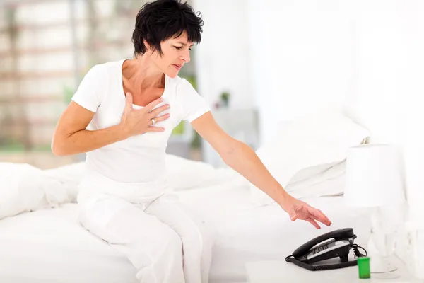 Mujer teniendo un ataque al corazón — Foto de Stock