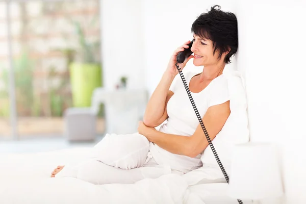 Mujer hablando por teléfono fijo — Foto de Stock