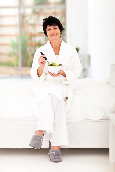 Mulher comendo salada — Fotografia de Stock