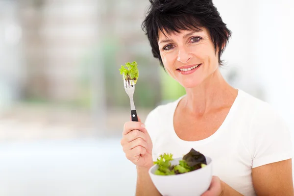 Donna che mangia insalata — Foto Stock