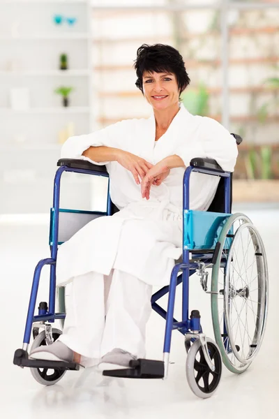 Mujer sentada en silla de ruedas — Foto de Stock