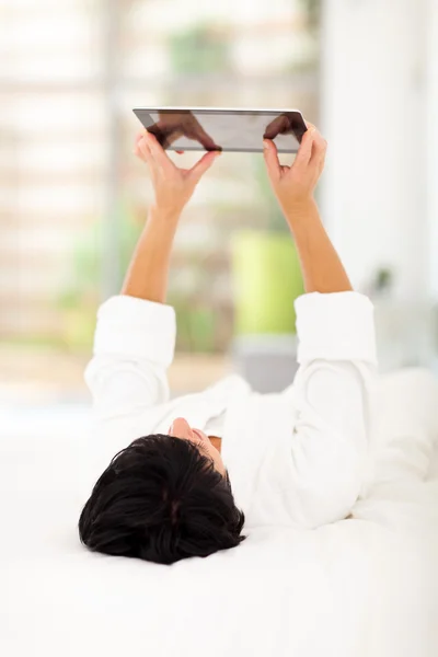 Vrouw met tabletcomputer — Stockfoto