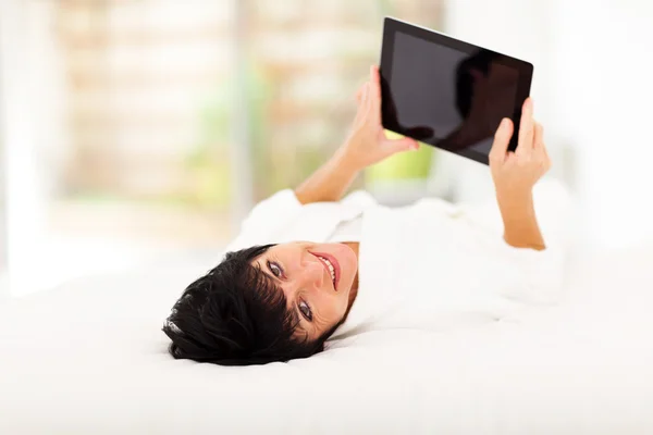 Mujer usando tableta — Foto de Stock