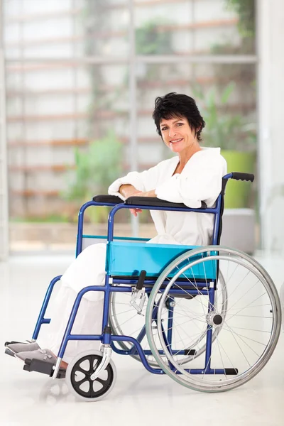 Midden leeftijd vrouw zittend op rolstoel — Stockfoto