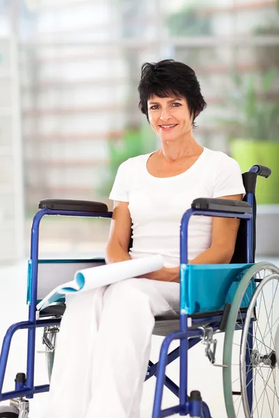 Tekerlekli sandalye üzerinde oturan orta yaşlı kadın — Stok fotoğraf