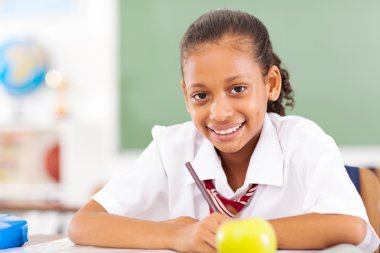 birincil schoolgirl sınıfta otururken