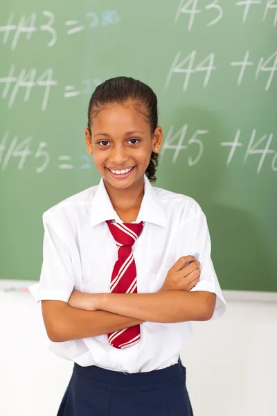 Elementaire schoolmeisje staan voor schoolbord — Stockfoto