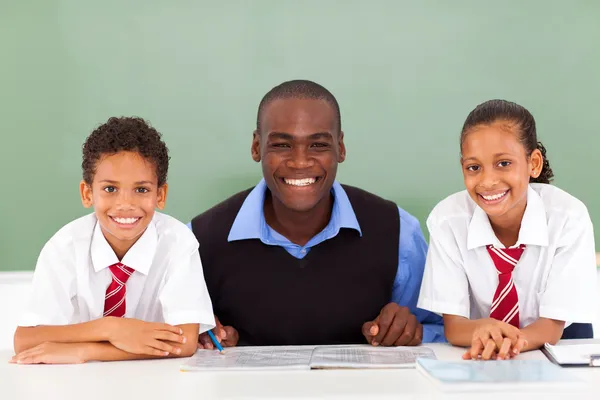 Afrikaanse basisschool leraar en leerlingen in klas — Stockfoto
