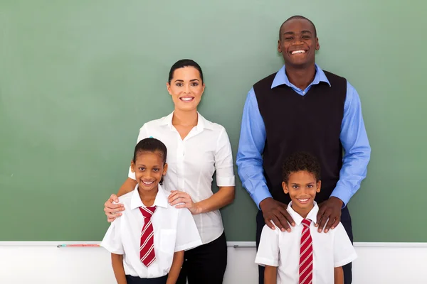 Grup İlköğretim Okulu öğretmen ve öğrencilerin önünde kara tahta — Stok fotoğraf