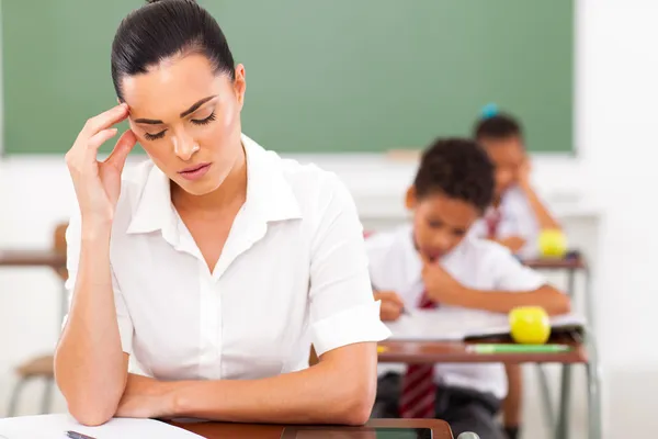 Grundschullehrerin hat Kopfschmerzen im Klassenzimmer — Stockfoto