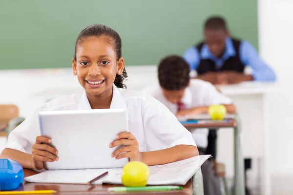 Colegiala usando una tableta — Foto de Stock