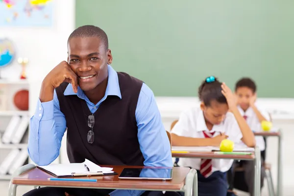 Guapo africano escuela profesor en aula —  Fotos de Stock