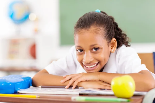 Grundschülerin sitzt im Klassenzimmer — Stockfoto