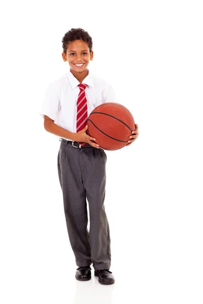 Mignon écolier élémentaire tenant une balle de basket isolé sur blanc — Photo