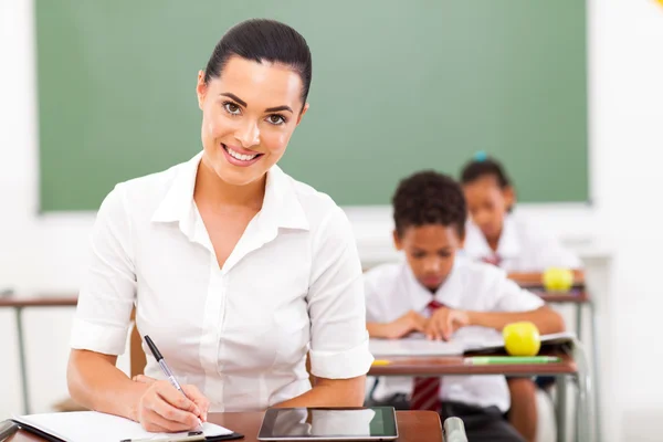 Educatrice che prepara lezioni in aula Foto Stock