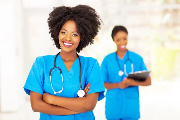 Profissional de enfermagem afro-americana médica — Fotografia de Stock