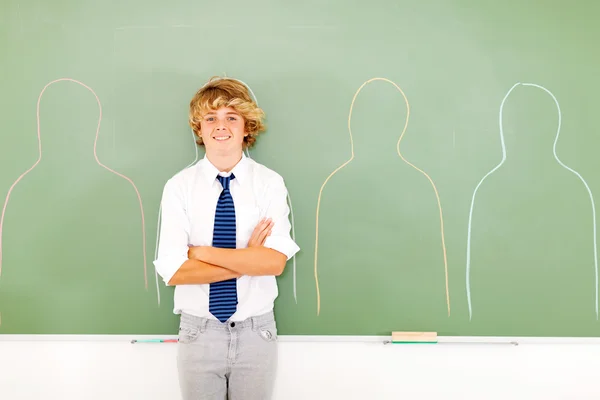 Liceum teen chłopiec stoi przed tablica — Zdjęcie stockowe