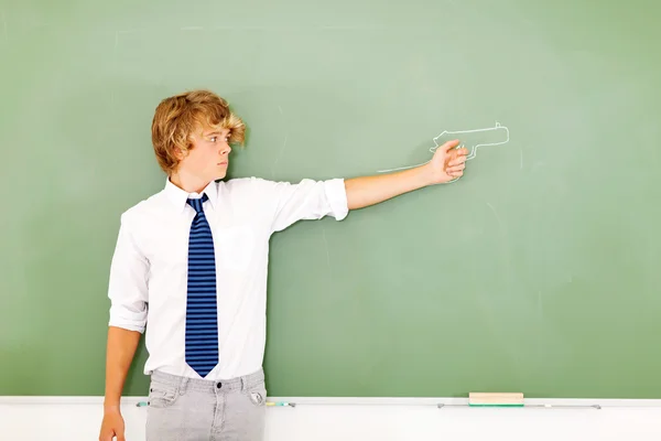 Menino do ensino médio segurando uma arma — Fotografia de Stock